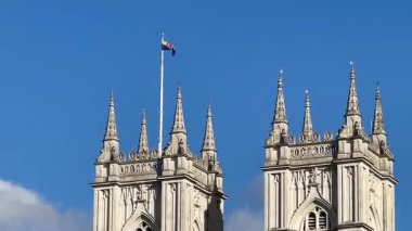 Westminster Abbey Gotik Kuleleri, tarihi Londra 'nın göbeğindeki açık mavi gökyüzünün altında.
