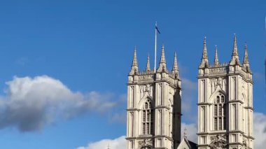 Westminster Abbey Gotik Kuleleri, tarihi Londra 'nın göbeğindeki açık mavi gökyüzünün altında.