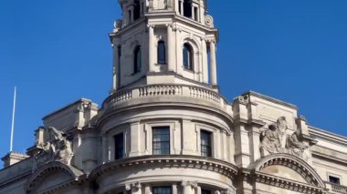 Londra 'nın merkezindeki zarif Barok tarzı hükümet binaları güneşli bir günde masmavi bir gökyüzünün altında parıldıyor.