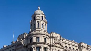 Londra 'nın merkezindeki zarif Barok tarzı hükümet binaları güneşli bir günde masmavi bir gökyüzünün altında parıldıyor.