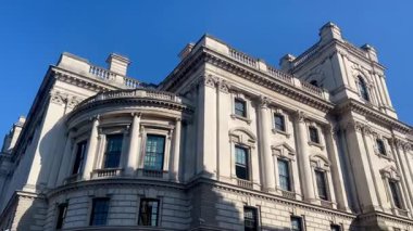 Londra 'nın merkezindeki zarif Barok tarzı hükümet binaları güneşli bir günde masmavi bir gökyüzünün altında parıldıyor.