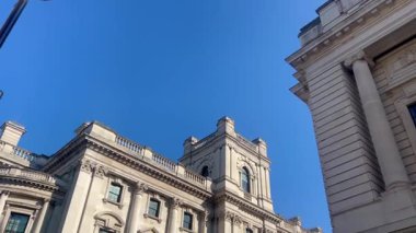 Londra 'nın merkezindeki zarif Barok tarzı hükümet binaları güneşli bir günde masmavi bir gökyüzünün altında parıldıyor.