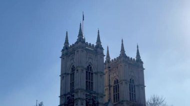 Westminster Abbey Gotik Kuleleri, tarihi Londra 'nın göbeğindeki açık mavi gökyüzünün altında.