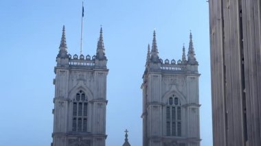 Westminster Abbey Gotik Kuleleri, tarihi Londra 'nın göbeğindeki açık mavi gökyüzünün altında.