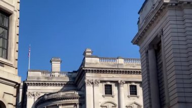 Londra 'nın merkezindeki zarif Barok tarzı hükümet binaları güneşli bir günde masmavi bir gökyüzünün altında parıldıyor.