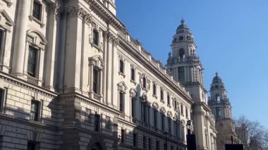 Londra 'nın merkezindeki zarif Barok tarzı hükümet binaları güneşli bir günde masmavi bir gökyüzünün altında parıldıyor.