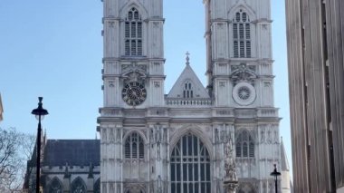 Westminster Abbey Gotik Kuleleri, tarihi Londra 'nın göbeğindeki açık mavi gökyüzünün altında.