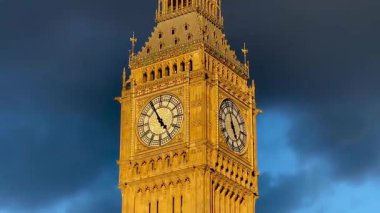 Londra, Westminster 'ın göbeğinde Büyük Ben alacakaranlıkta aydınlandı, dramatik bir gökyüzüne karşı altın parıltı