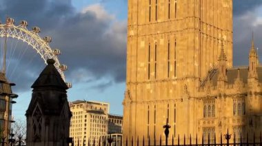 Londra, Westminster 'ın göbeğinde Büyük Ben alacakaranlıkta aydınlandı, dramatik bir gökyüzüne karşı altın parıltı