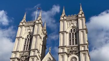 Westminster Abbey Gotik Kuleleri, tarihi Londra 'nın göbeğindeki açık mavi gökyüzünün altında.