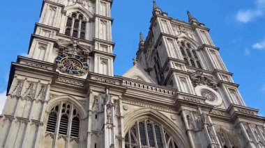 Westminster Abbey Gotik Kuleleri, tarihi Londra 'nın göbeğindeki açık mavi gökyüzünün altında.