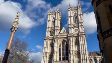 Westminster Abbey Gotik Kuleleri, tarihi Londra 'nın göbeğindeki açık mavi gökyüzünün altında.