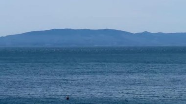 Türkiye 'nin Bodrum kenti yakınlarındaki turkuaz deniz suyunu temizleyin. Yumuşak dalgalar sakin sahile vuruyor, yavaş çekim.