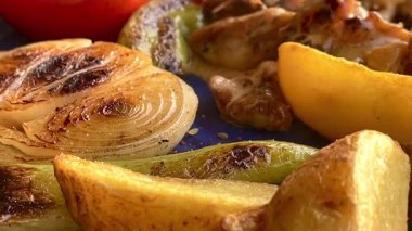 Türkiye 'nin Bodrum kenti yakınlarında mavi bir seramik tabakta altın patates ve ızgara sebze ile servis edilen kremalı mantar soslu yumuşak tavuk..