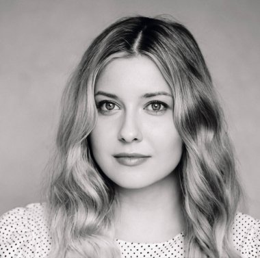 Yumuşak dalgalı sarı saçlı, mavi gözlü, tipik tek renkli, cilt bakımı, sağIığı ya da güzellik malzemeleri için mükemmel bir kadın portresi.