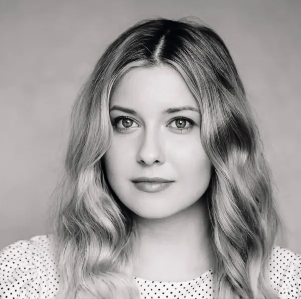 Yumuşak dalgalı sarı saçlı, mavi gözlü, tipik tek renkli, cilt bakımı, sağIığı ya da güzellik malzemeleri için mükemmel bir kadın portresi.