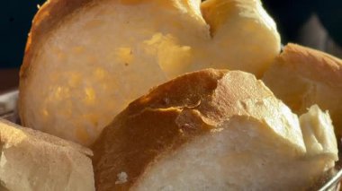 Taze ekmekler altın öğleden sonra güneşlenir, yavaş çekim