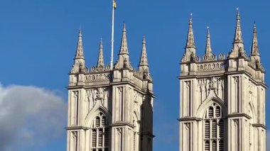 Westminster Abbey Gotik Kuleleri, tarihi Londra 'nın göbeğindeki açık mavi gökyüzünün altında.