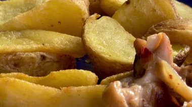 Canlı, mavi bir kasede servis edilen domates, soğan, marul ve limon dilimlerinden oluşan taze bir Akdeniz salatası..