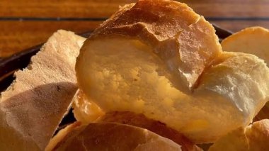 Taze ekmekler altın öğleden sonra güneşlenir, yavaş çekim