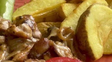 Canlı, mavi bir kasede servis edilen domates, soğan, marul ve limon dilimlerinden oluşan taze bir Akdeniz salatası..