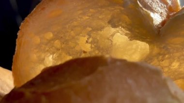 Taze ekmekler altın öğleden sonra güneşlenir, yavaş çekim