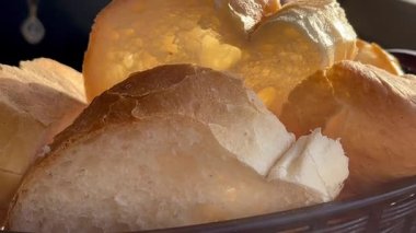 Taze ekmekler altın öğleden sonra güneşlenir, yavaş çekim