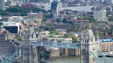 Londra 'nın modern ufuk çizgisi ile Thames Nehri' ni kaplayan Tower Bridge 'in ikonik görüntüsü yukarıdan tam gün ışığında, klasik Londra' nın en iyi, en yavaş filmiyle çekildi.