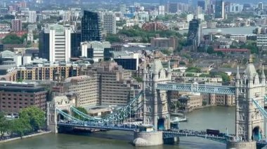 Londra 'nın modern ufuk çizgisi ile Thames Nehri' ni kaplayan Tower Bridge 'in ikonik görüntüsü yukarıdan tam gün ışığında, klasik Londra' nın en iyi, en yavaş filmiyle çekildi.