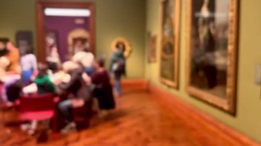 Bulanık müze içi, sanat tarihi eğitimi ve kültür eğlencesi, dağılmış