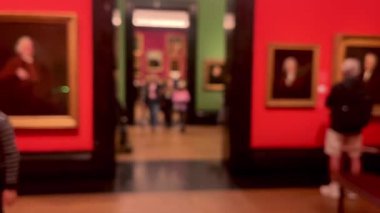 Bulanık müze içi, sanat tarihi eğitimi ve kültür eğlencesi, dağılmış