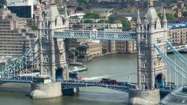 Londra 'nın modern ufuk çizgisi ile Thames Nehri' ni kaplayan Tower Bridge 'in ikonik görüntüsü yukarıdan tam gün ışığında, klasik Londra' nın en iyi, en yavaş filmiyle çekildi.