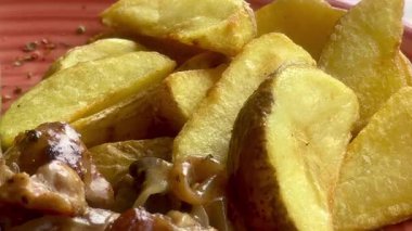 Canlı, mavi bir kasede servis edilen domates, soğan, marul ve limon dilimlerinden oluşan taze bir Akdeniz salatası..