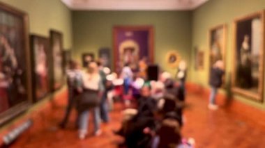 Bulanık müze içi, sanat tarihi eğitimi ve kültür eğlencesi, dağılmış