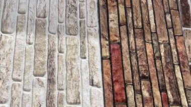 Tuğla ve taş desenleri bir dükkan rafını kaplıyor, kırsal dekorasyon seçenekleri sunuyor, yavaş çekim