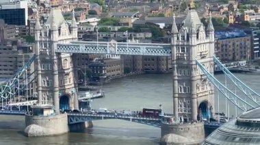 Londra 'nın modern ufuk çizgisi ile Thames Nehri' ni kaplayan Tower Bridge 'in ikonik görüntüsü yukarıdan tam gün ışığında, klasik Londra' nın en iyi, en yavaş filmiyle çekildi.