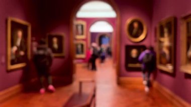 Bulanık müze içi, sanat tarihi eğitimi ve kültür eğlencesi, dağılmış