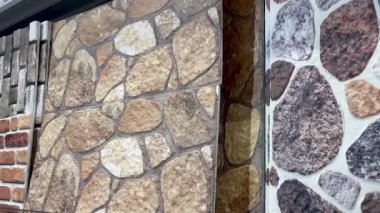 Tuğla ve taş desenleri bir dükkan rafını kaplıyor, kırsal dekorasyon seçenekleri sunuyor, yavaş çekim