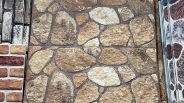 Tuğla ve taş desenleri bir dükkan rafını kaplıyor, kırsal dekorasyon seçenekleri sunuyor, yavaş çekim