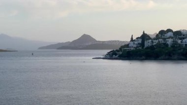 Villalar, Türkiye 'nin Bodrum kenti yakınlarındaki sakin kıyı suları ve puslu dağlarla dolu verimli bir yarımada boyunca yuva kuruyor.