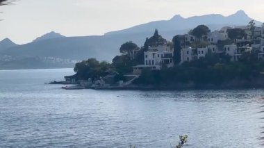 Villalar, Türkiye 'nin Bodrum kenti yakınlarındaki sakin kıyı suları ve puslu dağlarla dolu verimli bir yarımada boyunca yuva kuruyor.