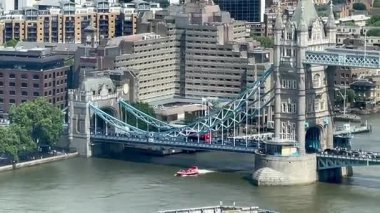 Londra 'nın modern ufuk çizgisi ile Thames Nehri' ni kaplayan Tower Bridge 'in ikonik görüntüsü yukarıdan tam gün ışığında, klasik Londra' nın en iyi, en yavaş filmiyle çekildi.