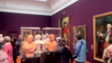 Bulanık müze içi, sanat tarihi eğitimi ve kültür eğlencesi, dağılmış