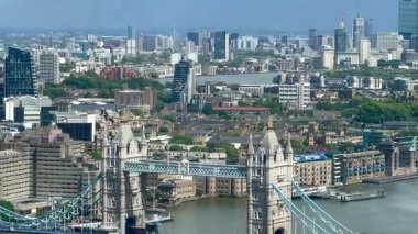 Londra 'nın modern ufuk çizgisi ile Thames Nehri' ni kaplayan Tower Bridge 'in ikonik görüntüsü yukarıdan tam gün ışığında, klasik Londra' nın en iyi, en yavaş filmiyle çekildi.