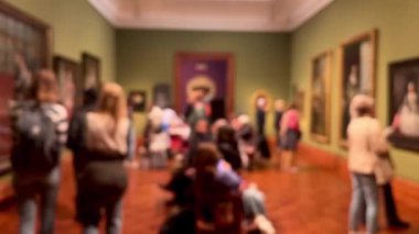 Bulanık müze içi, sanat tarihi eğitimi ve kültür eğlencesi, dağılmış