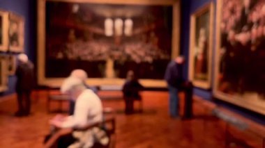 Bulanık müze içi, sanat tarihi eğitimi ve kültür eğlencesi, dağılmış