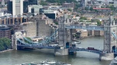 Londra 'nın modern ufuk çizgisi ile Thames Nehri' ni kaplayan Tower Bridge 'in ikonik görüntüsü yukarıdan tam gün ışığında, klasik Londra' nın en iyi, en yavaş filmiyle çekildi.