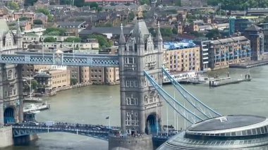 Londra 'nın modern ufuk çizgisi ile Thames Nehri' ni kaplayan Tower Bridge 'in ikonik görüntüsü yukarıdan tam gün ışığında, klasik Londra' nın en iyi, en yavaş filmiyle çekildi.
