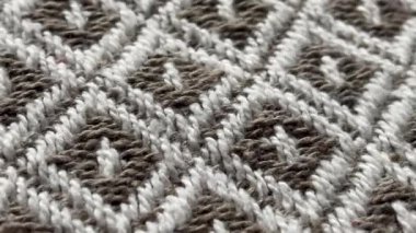 Yinelenen geometrik elmas desenli dokuma kumaş yüzeyinin yakın çekim görüntüsü, yumuşak çekimde doğal renk paleti