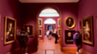 Bulanık müze içi, sanat tarihi eğitimi ve kültür eğlencesi, dağılmış